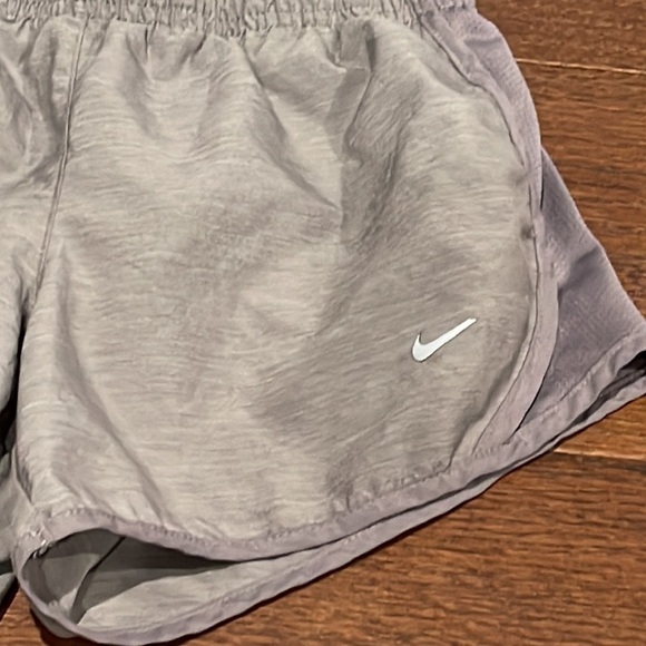 NIKE Girls Dri-Fit Grey Shorts Size Medium - Picture 2 of 4